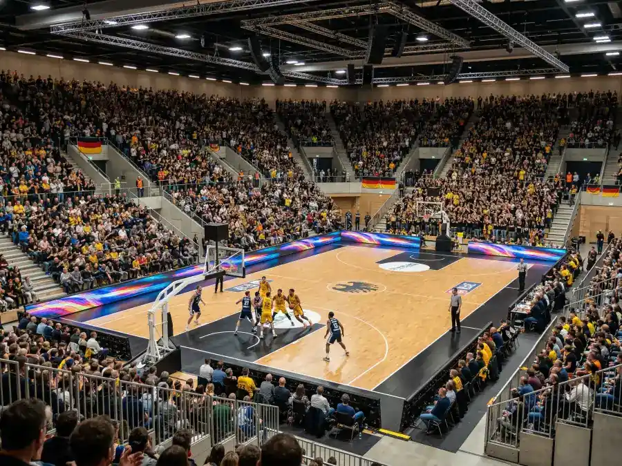 Moderne deutsche Basketball-Arena mit voll besetzten Rängen als Sinnbild des regulierten Sportwettenmarkts